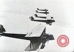 Standbild Wright Brothers frühen Segelflugzeuge United States USA, 1938, aus Sekunde 16 historischem Filmmaterial Videoclip 65675027431