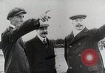 Standbild Wright Brothers frühen Segelflugzeuge United States USA, 1938, aus Sekunde 37 historischem Filmmaterial Videoclip 65675027431