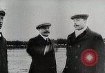 Standbild Wright Brothers frühen Segelflugzeuge United States USA, 1938, aus Sekunde 40 historischem Filmmaterial Videoclip 65675027431