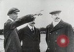 Standbild Wright Brothers frühen Segelflugzeuge United States USA, 1938, aus Sekunde 41 historischem Filmmaterial Videoclip 65675027431