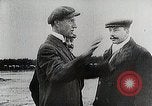Standbild Wright Brothers frühen Segelflugzeuge United States USA, 1938, aus Sekunde 45 historischem Filmmaterial Videoclip 65675027431