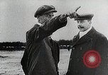 Standbild Wright Brothers frühen Segelflugzeuge United States USA, 1938, aus Sekunde 46 historischem Filmmaterial Videoclip 65675027431