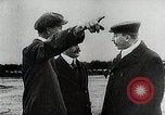 Standbild Wright Brothers frühen Segelflugzeuge United States USA, 1938, aus Sekunde 47 historischem Filmmaterial Videoclip 65675027431