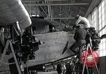 Standbild Mechanik Wartung durchführen Detroit Michigan United States USA, 1928, aus Sekunde 6 historischem Filmmaterial Videoclip 65675027448