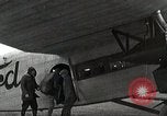 Standbild Mechanik Wartung durchführen Detroit Michigan United States USA, 1928, aus Sekunde 10 historischem Filmmaterial Videoclip 65675027448