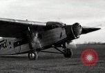 Standbild Mechanik Wartung durchführen Detroit Michigan United States USA, 1928, aus Sekunde 19 historischem Filmmaterial Videoclip 65675027448