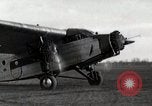 Standbild Mechanik Wartung durchführen Detroit Michigan United States USA, 1928, aus Sekunde 20 historischem Filmmaterial Videoclip 65675027448