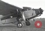 Standbild Mechanik Wartung durchführen Detroit Michigan United States USA, 1928, aus Sekunde 22 historischem Filmmaterial Videoclip 65675027448