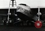 Standbild Männer Teterboro airport New jersey USA, 1928, aus Sekunde 18 historischem Filmmaterial Videoclip 65675027465