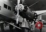 Standbild Männer Teterboro airport New jersey USA, 1928, aus Sekunde 27 historischem Filmmaterial Videoclip 65675027465