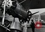 Standbild Männer Teterboro airport New jersey USA, 1928, aus Sekunde 29 historischem Filmmaterial Videoclip 65675027465