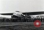 Standbild Männer Teterboro airport New jersey USA, 1928, aus Sekunde 33 historischem Filmmaterial Videoclip 65675027465