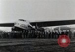 Standbild Männer Teterboro airport New jersey USA, 1928, aus Sekunde 35 historischem Filmmaterial Videoclip 65675027465