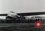 Standbild Männer Teterboro airport New jersey USA, 1928, aus Sekunde 36 historischem Filmmaterial Videoclip 65675027465