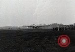 Standbild Männer Teterboro airport New jersey USA, 1928, aus Sekunde 60 historischem Filmmaterial Videoclip 65675027465