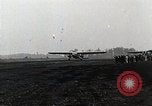 Standbild Männer Teterboro airport New jersey USA, 1928, aus Sekunde 61 historischem Filmmaterial Videoclip 65675027465