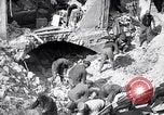 Immagine di Il recupero di vittime da edifici danneggiati Picardia Francia, 1918, secondo 33 filmato di repertorio 65675027491