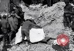 Immagine di Il recupero di vittime da edifici danneggiati Picardia Francia, 1918, secondo 41 filmato di repertorio 65675027491