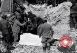 Immagine di Il recupero di vittime da edifici danneggiati Picardia Francia, 1918, secondo 47 filmato di repertorio 65675027491