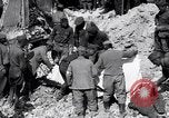 Immagine di Il recupero di vittime da edifici danneggiati Picardia Francia, 1918, secondo 55 filmato di repertorio 65675027491