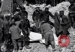 Immagine di Il recupero di vittime da edifici danneggiati Picardia Francia, 1918, secondo 60 filmato di repertorio 65675027491