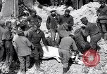 Immagine di Il recupero di vittime da edifici danneggiati Picardia Francia, 1918, secondo 62 filmato di repertorio 65675027491