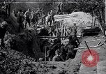 Immagine di Le truppe degli Stati Uniti con lo scavo di una piroga Picardia Francia, 1918, secondo 1 filmato di repertorio 65675027494