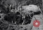 Immagine di Le truppe degli Stati Uniti con lo scavo di una piroga Picardia Francia, 1918, secondo 3 filmato di repertorio 65675027494