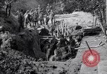 Immagine di Le truppe degli Stati Uniti con lo scavo di una piroga Picardia Francia, 1918, secondo 4 filmato di repertorio 65675027494