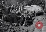 Immagine di Le truppe degli Stati Uniti con lo scavo di una piroga Picardia Francia, 1918, secondo 5 filmato di repertorio 65675027494