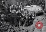 Immagine di Le truppe degli Stati Uniti con lo scavo di una piroga Picardia Francia, 1918, secondo 6 filmato di repertorio 65675027494