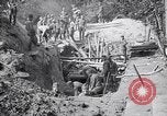 Immagine di Le truppe degli Stati Uniti con lo scavo di una piroga Picardia Francia, 1918, secondo 7 filmato di repertorio 65675027494