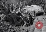 Immagine di Le truppe degli Stati Uniti con lo scavo di una piroga Picardia Francia, 1918, secondo 8 filmato di repertorio 65675027494