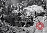 Immagine di Le truppe degli Stati Uniti con lo scavo di una piroga Picardia Francia, 1918, secondo 10 filmato di repertorio 65675027494