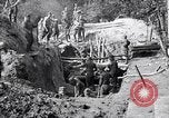 Immagine di Le truppe degli Stati Uniti con lo scavo di una piroga Picardia Francia, 1918, secondo 11 filmato di repertorio 65675027494