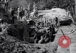 Immagine di Le truppe degli Stati Uniti con lo scavo di una piroga Picardia Francia, 1918, secondo 12 filmato di repertorio 65675027494