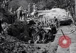 Immagine di Le truppe degli Stati Uniti con lo scavo di una piroga Picardia Francia, 1918, secondo 13 filmato di repertorio 65675027494