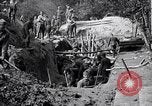 Immagine di Le truppe degli Stati Uniti con lo scavo di una piroga Picardia Francia, 1918, secondo 14 filmato di repertorio 65675027494