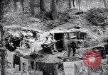 Immagine di Le truppe degli Stati Uniti con lo scavo di una piroga Picardia Francia, 1918, secondo 15 filmato di repertorio 65675027494