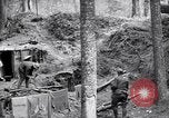 Immagine di Le truppe degli Stati Uniti con lo scavo di una piroga Picardia Francia, 1918, secondo 23 filmato di repertorio 65675027494