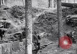 Immagine di Le truppe degli Stati Uniti con lo scavo di una piroga Picardia Francia, 1918, secondo 25 filmato di repertorio 65675027494