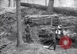 Immagine di Le truppe degli Stati Uniti con lo scavo di una piroga Picardia Francia, 1918, secondo 33 filmato di repertorio 65675027494
