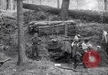 Immagine di Le truppe degli Stati Uniti con lo scavo di una piroga Picardia Francia, 1918, secondo 34 filmato di repertorio 65675027494