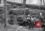 Immagine di Le truppe degli Stati Uniti con lo scavo di una piroga Picardia Francia, 1918, secondo 35 filmato di repertorio 65675027494