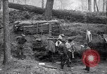 Immagine di Le truppe degli Stati Uniti con lo scavo di una piroga Picardia Francia, 1918, secondo 36 filmato di repertorio 65675027494