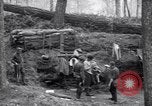 Immagine di Le truppe degli Stati Uniti con lo scavo di una piroga Picardia Francia, 1918, secondo 37 filmato di repertorio 65675027494
