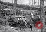 Immagine di Le truppe degli Stati Uniti con lo scavo di una piroga Picardia Francia, 1918, secondo 38 filmato di repertorio 65675027494