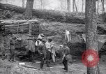 Immagine di Le truppe degli Stati Uniti con lo scavo di una piroga Picardia Francia, 1918, secondo 39 filmato di repertorio 65675027494