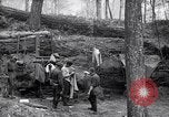 Immagine di Le truppe degli Stati Uniti con lo scavo di una piroga Picardia Francia, 1918, secondo 40 filmato di repertorio 65675027494
