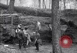 Immagine di Le truppe degli Stati Uniti con lo scavo di una piroga Picardia Francia, 1918, secondo 41 filmato di repertorio 65675027494